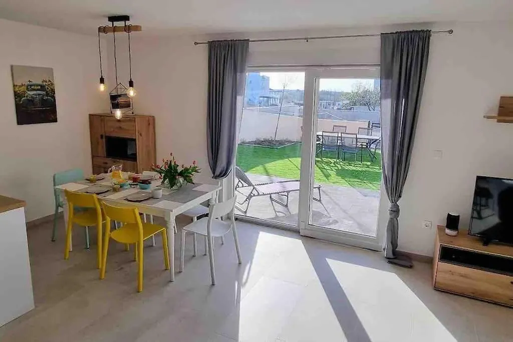 Holiday home Gemuetliches Ferienhaus Mit Whirlpool & Dachterrasse Privlaka