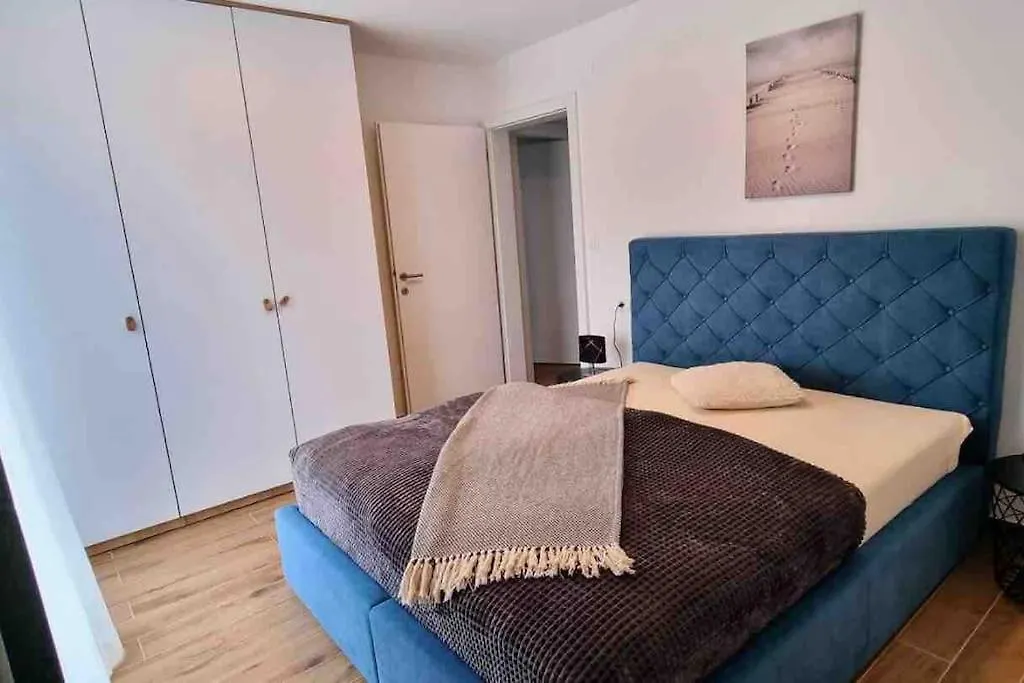 Gemuetliches Ferienhaus Mit Whirlpool & Dachterrasse Privlaka  Croatia