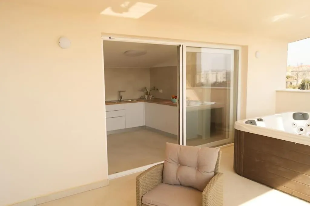 Gemuetliches Ferienhaus Mit Whirlpool & Dachterrasse Privlaka  Croatia